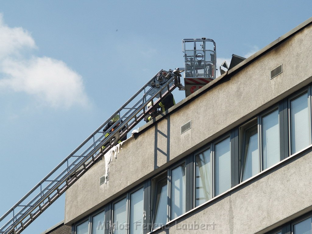 Brand Flachdach Koeln Agnesviertel  Huelchratherstr   P081.JPG